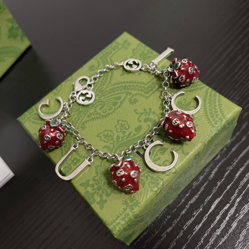 G*u*i bracelets